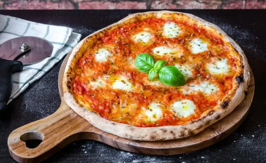 Idealna domowa pizza: sekret chrupiącego spodu i smaku