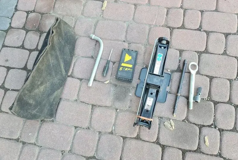 Jak opuścić koło zapasowe Fiat Doblo - proste kroki i porady