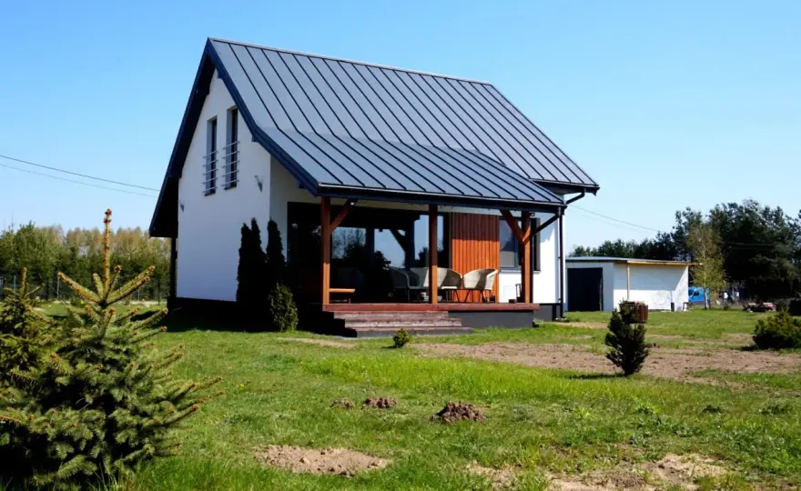 Dach na rąbek stojący - Czy to dobry wybór dla Twojego domu?