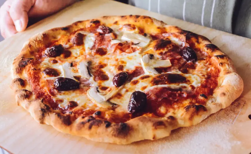 Pizza na kamieniu w domu: sekret chrupiącego spodu jak z Włoch