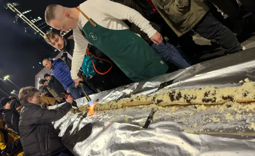 Najdłuższa zapiekanka świata: 108 m rekordu Guinnessa w Krakowie