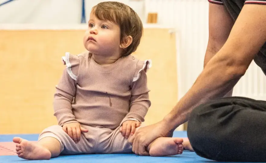5-miesięczne dziecko na kolanach - kiedy to jest bezpieczne?