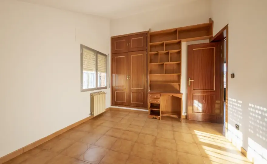 Puertas de sapelly: ¿Pintar o barnizar? Guía para un cambio perfecto