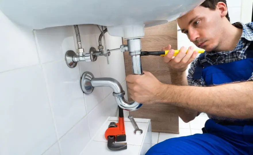 Monter instalacji sanitarnych: Jak wybrać fachowca i zacząć karierę?