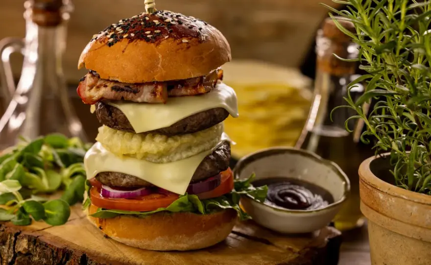 Soczysty burger wołowy - Jak uniknąć błędów i zrobić go idealnie?
