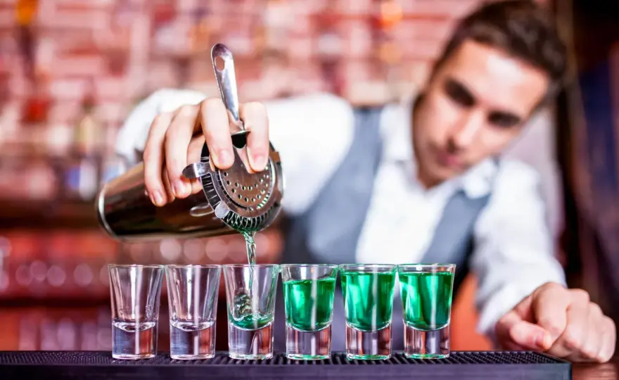 Zarobki barmanów w Polsce - Ile naprawdę zarabiają na godzinę?