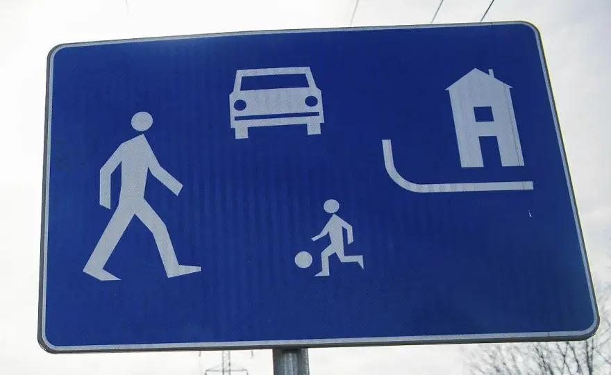 Strefa zamieszkania - pułapki dla kierowców. Uniknij mandatów!