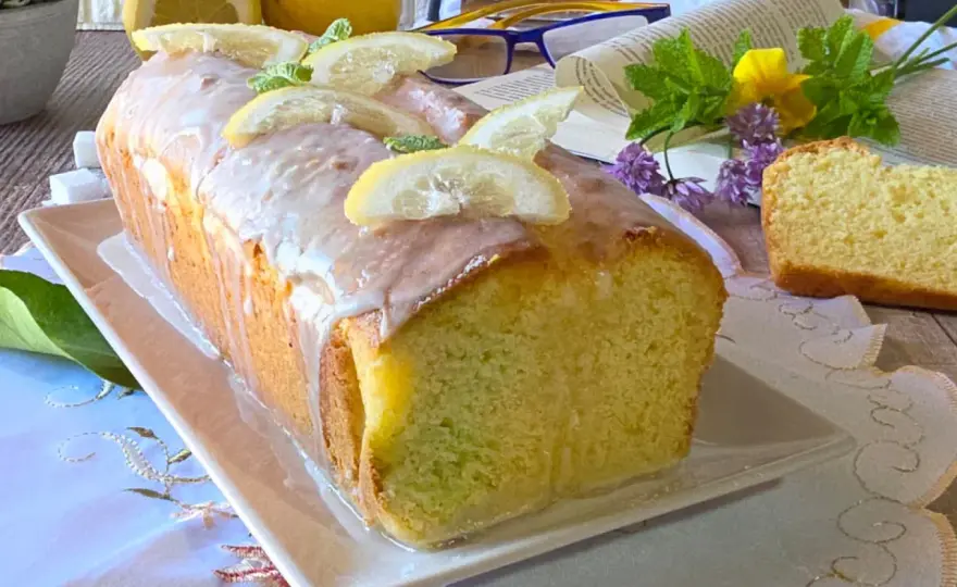 Plumcake al limone soffice con yogurt e glassa