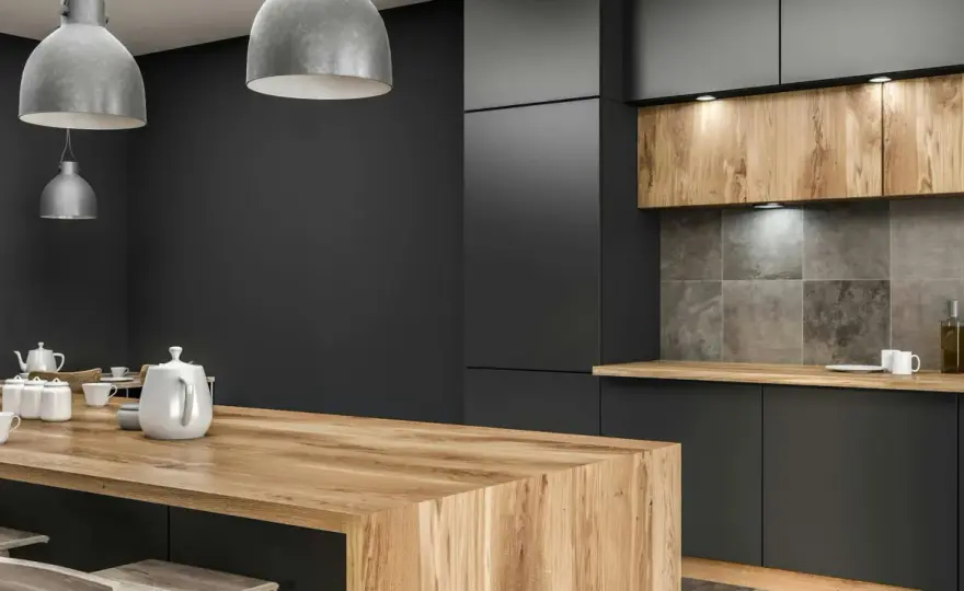 Co między szafkami w kuchni? Materiały, trendy, porady eksperta