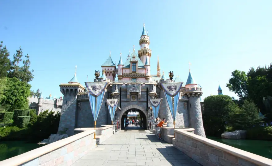 W jakim kraju jest Disneyland? Wszystkie parki i jak do nich dotrzeć