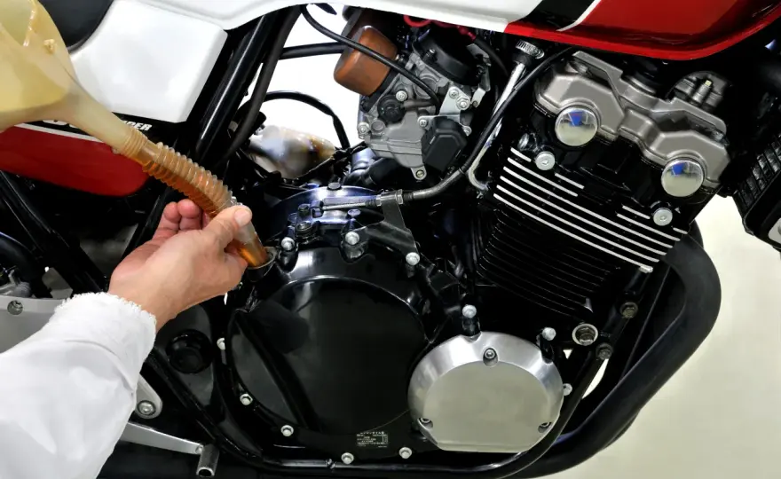 Motul 5100 vs 7100 – który olej motocyklowy zapewni lepszą ochronę?