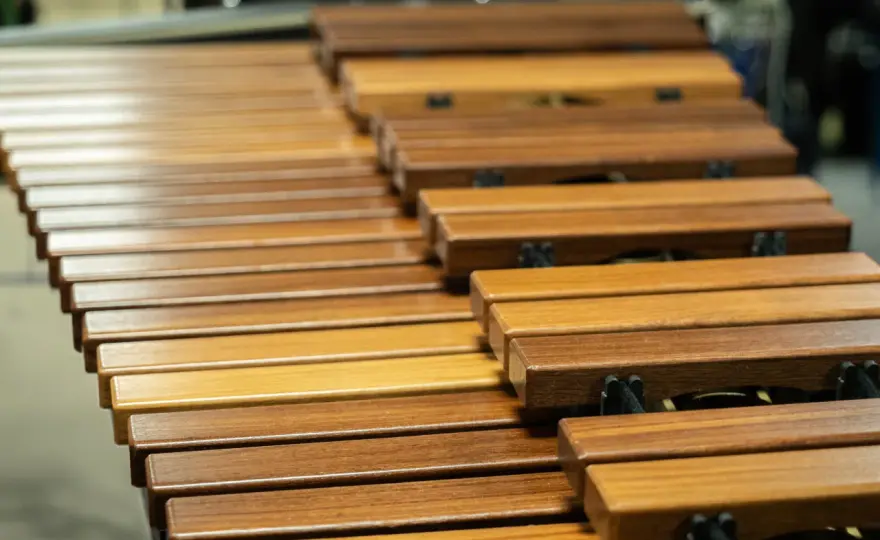 Instrumenty perkusyjne: melodyczne vs. niemelodyczne - kluczowe różnice