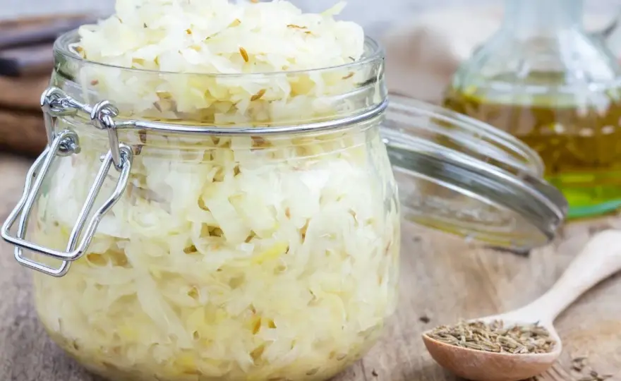 Surówka z kiszonej kapusty - prosty przepis krok po kroku na smaczną surówkę