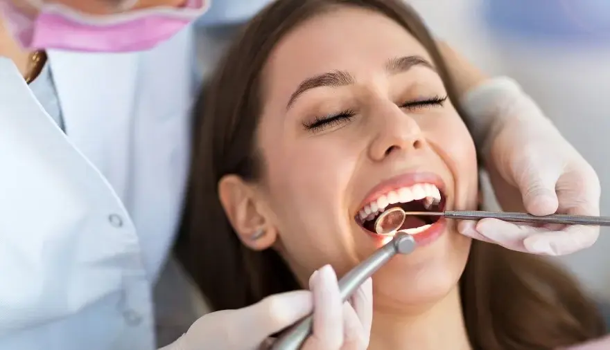 Lekarz dentysta czy stomatolog – poznaj prawdę o tych tytułach