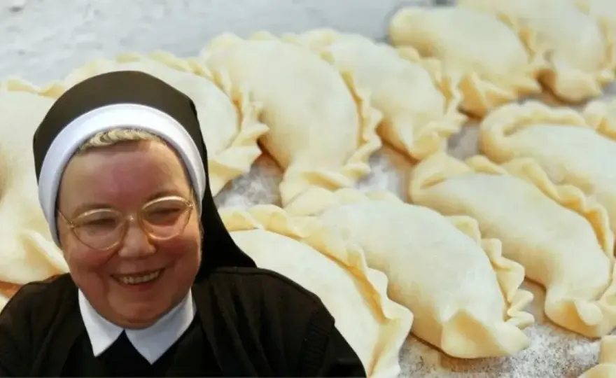Przepis na ciasto na pierogi Siostry Anieli – sprawdzony sposób na idealne pierogi