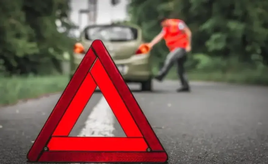 Jak masz obowiązek oznakować holowany samochód osobowy, aby uniknąć mandatu