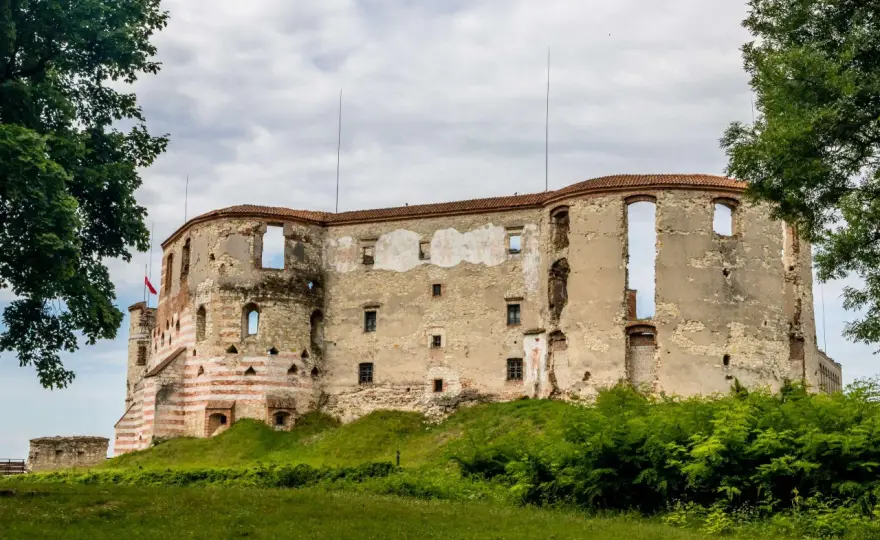 Zamek w Janowcu nad Wisłą: Historia, atrakcje i tajemnice do odkrycia