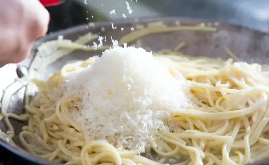 Jaki ser do pesto zamiast parmezanu? Wybierz najlepszy!