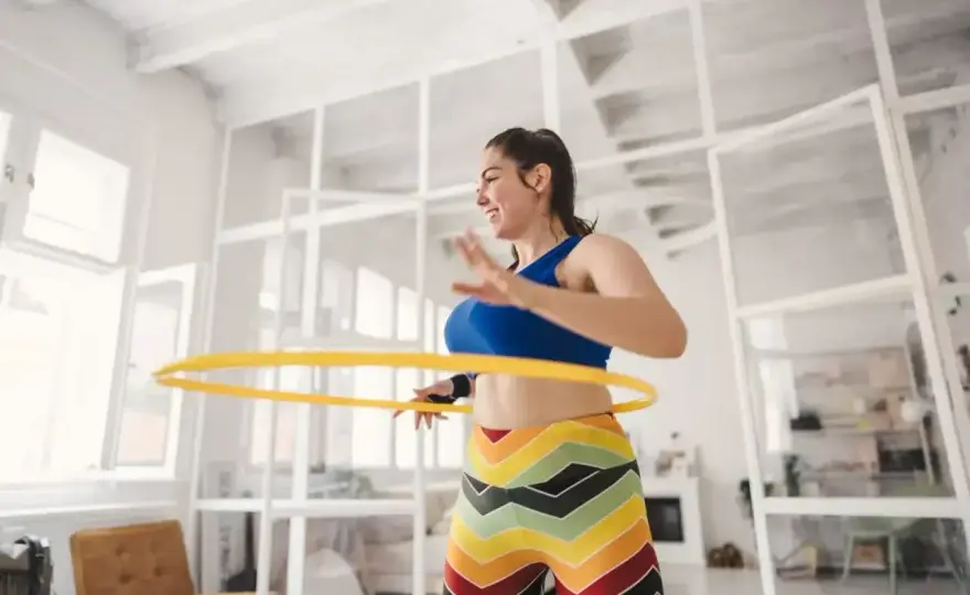 Czy hula hop jest szkodliwe? Sprawdź, kiedy pomaga, a kiedy szkodzi