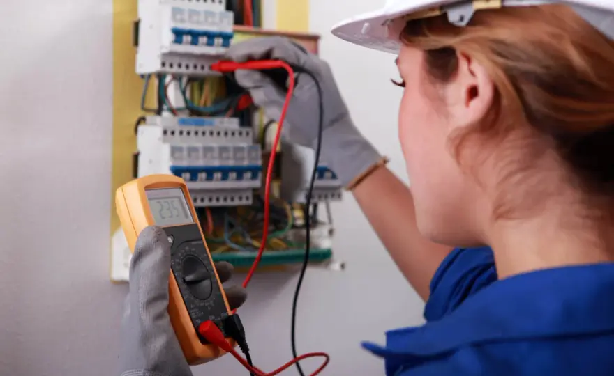 Pomiary elektryczne w domu - co sprawdzają i ile kosztują