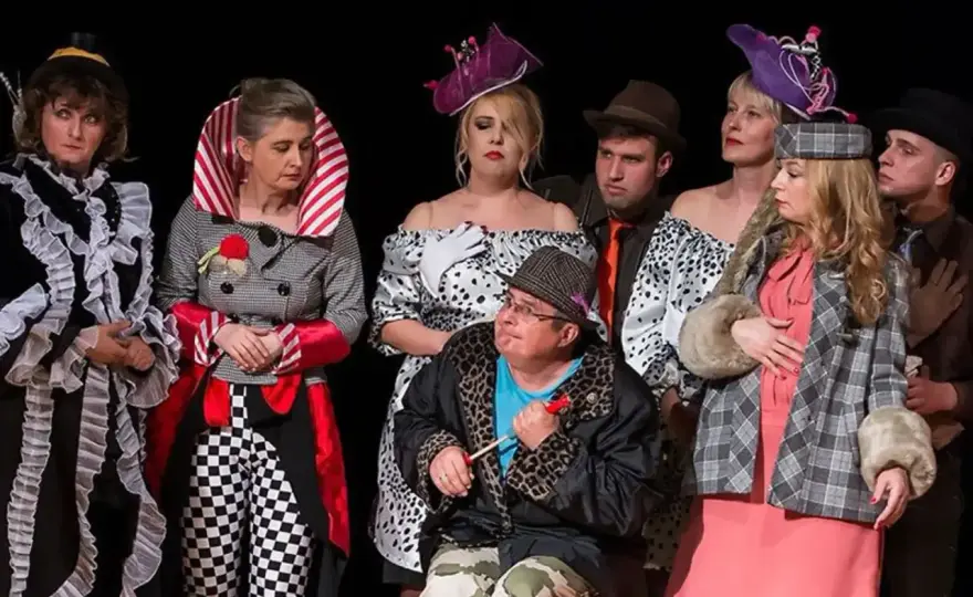 Czym zajmuje się perukarz w teatrze? Odkryj jego niezwykłe umiejętności