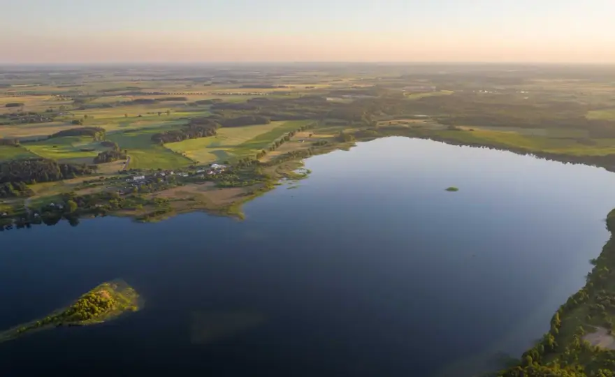 Działka nad jeziorem z linią brzegową w warmińsko-mazurskim – idealna inwestycja