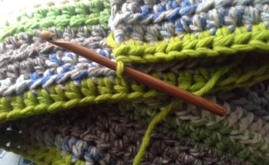 Coperta ai ferri con avanzi di lana - Guida al progetto perfetto