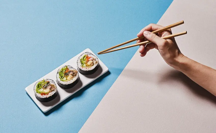 Pałeczki do sushi - Jak trzymać i jeść bez wpadek?