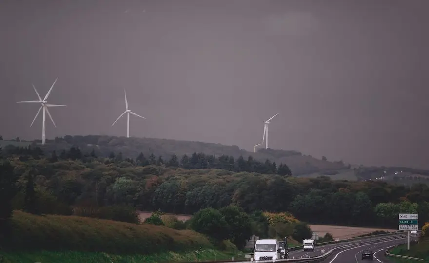Ile metrów ma wiatrak energetyczny? Wysokość wiatraka prądotwórczego