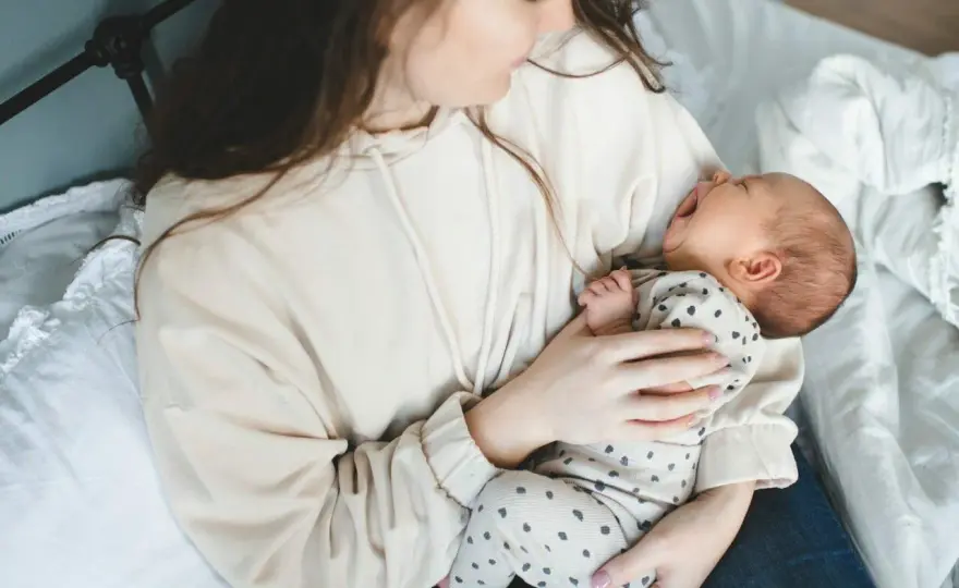 Wymioty u niemowlaka - kiedy to ulewanie, a kiedy pilna pomoc?