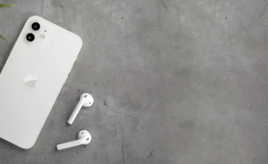 Jak podłączyć słuchawki AirPods do iPhone - proste kroki i porady
