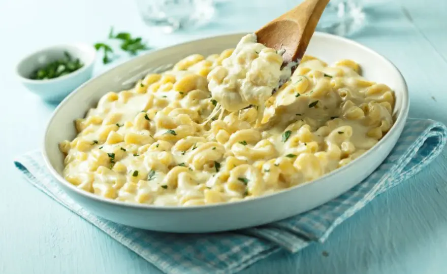 Mac and cheese po polsku - jak zrobić kremowy makaron z sosem serowym