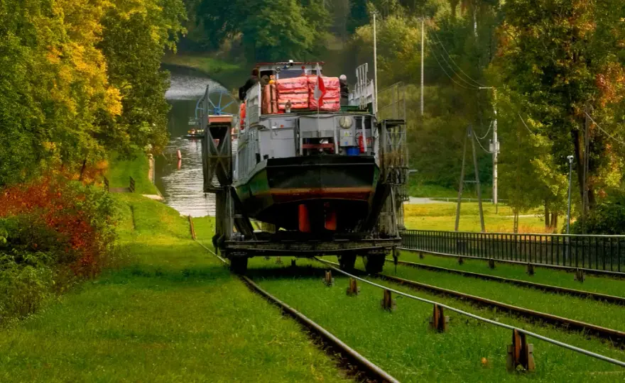 Kanał Elbląski: Rejs statkiem po trawie? Planuj wycieczkę 2025!