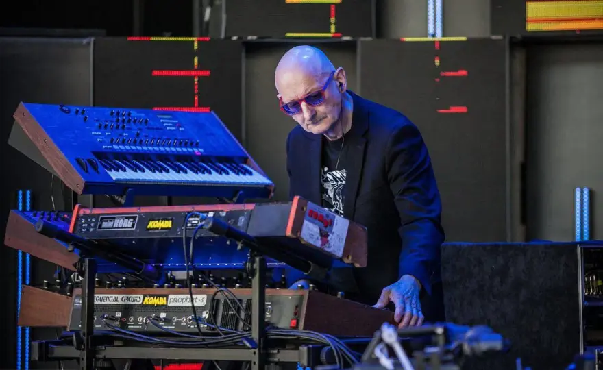 Muzyka elektroniczna symfoniczna: Fuzja orkiestry i syntezatorów