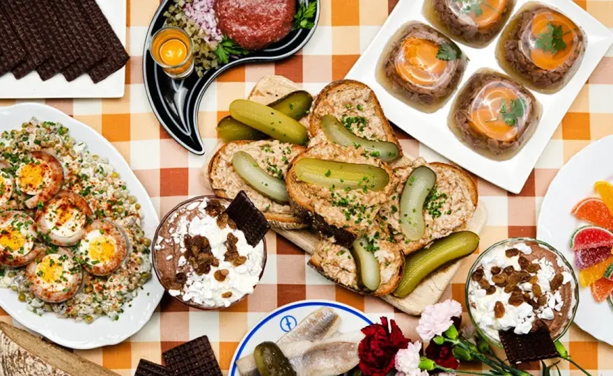 Jedzenie na imprezę w stylu lat 80.? Gotowe menu i przepisy PRL!