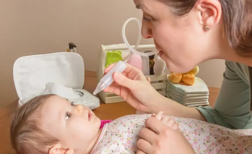Katar u noworodka - jak bezpiecznie pomóc i kiedy do lekarza