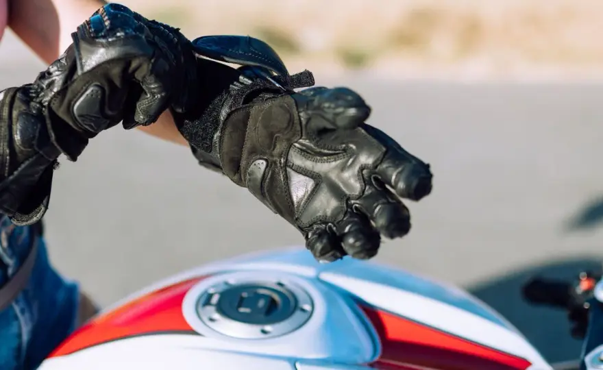 Guantes en moto - cuándo serán obligatorios y qué debes llevar