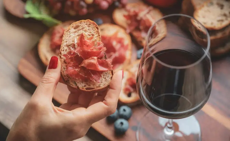Vin rouge apéritif dînatoire - Le guide pour un accord parfait