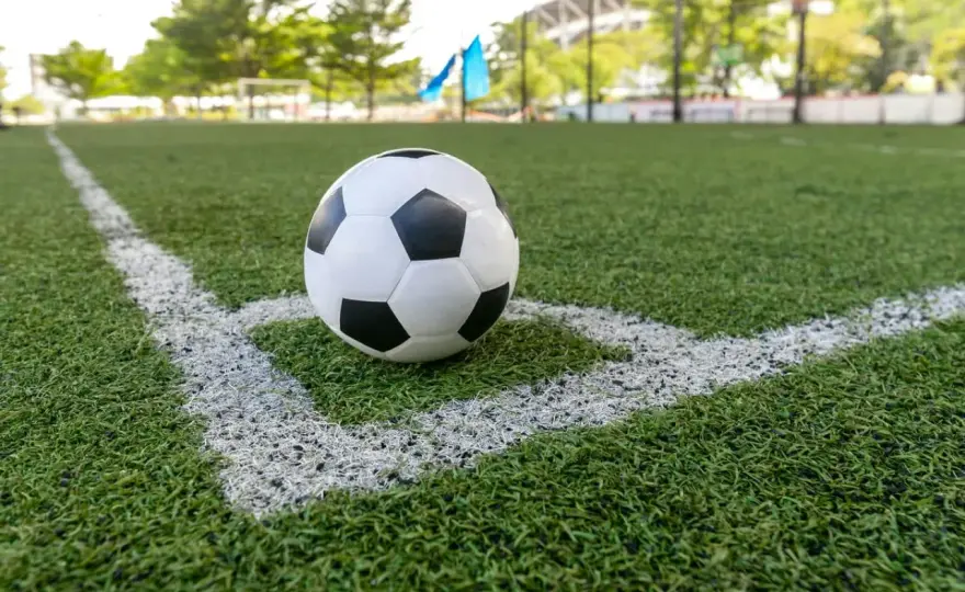 Piłka NFL - czym różni się od treningowej i którą kupić?