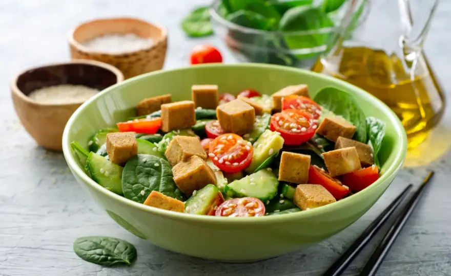 Sałatka z wędzonym tofu - przepis idealny na obiad i lunch