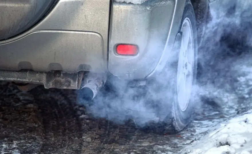 Dlaczego diesel kopci na czarno? Odkryj przyczyny i rozwiązania