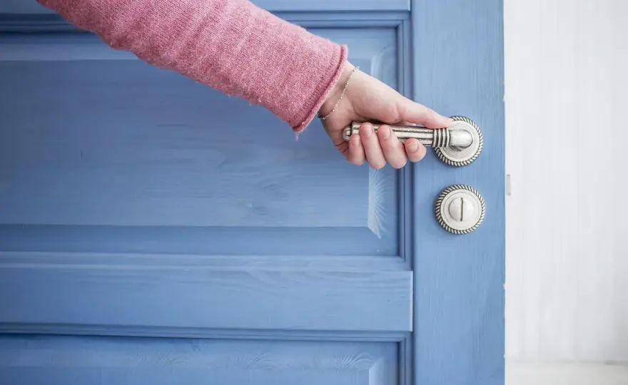 Jak wyciszyć drzwi wejściowe w bloku? Sprawdzone metody DIY!