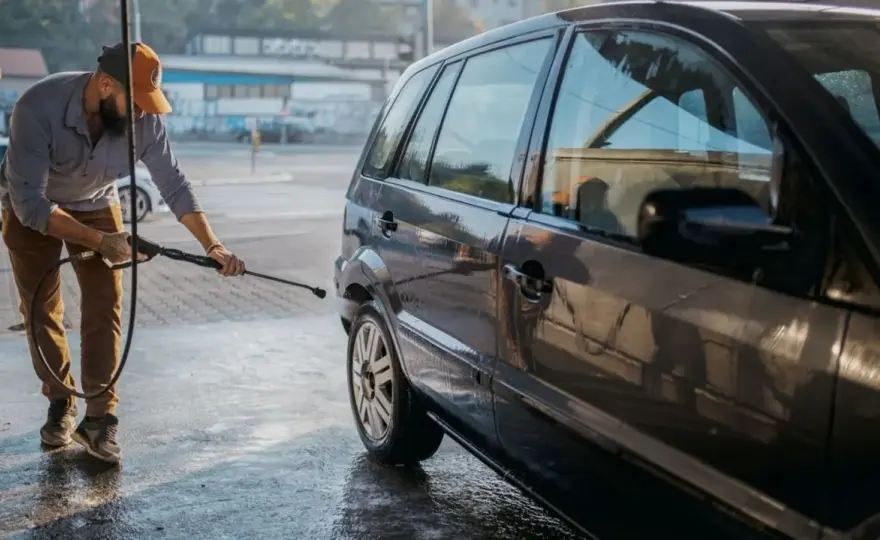 Czym myć auto po woskowaniu, aby nie uszkodzić wosku?