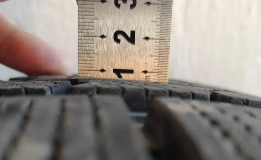 Głębokość bieżnika - Jak ją zmierzyć i czy 1,6 mm to bezpieczny limit?