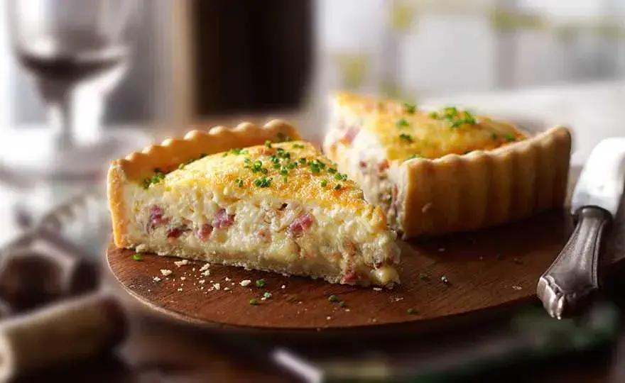 Najlepszy przepis na quiche lorraine, który zachwyci Twoich gości