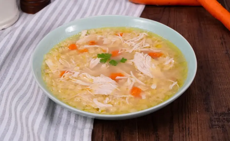 Brodo di pollo perfetto per salse, risotti e minestre