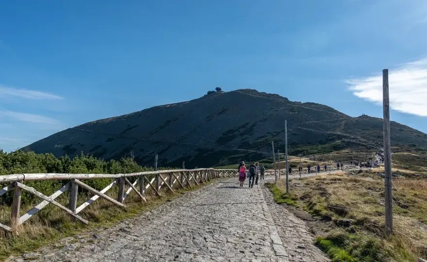 Śnieżka: Karkonosze, szlaki, pogoda. Jak zdobyć królową Sudetów?