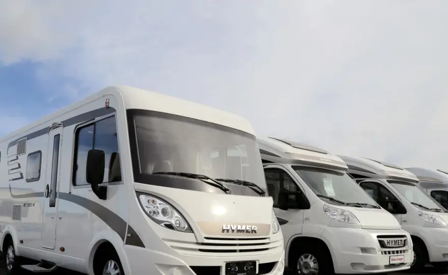 Ile osób może jechać kamperem? Odkryj maksymalną pojemność pojazdu