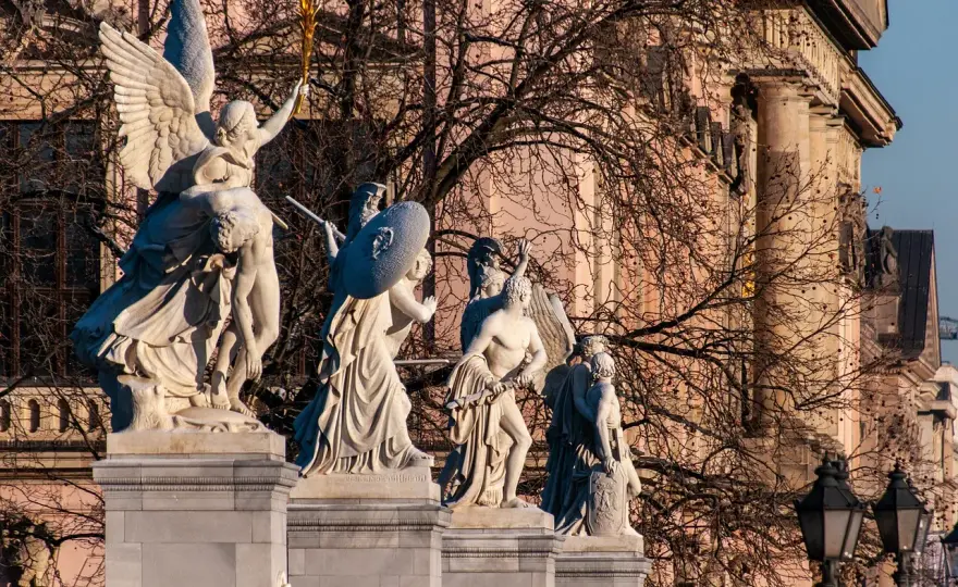 Czym jest rzeźba? Poznaj jej sekrety: formy, techniki, znaczenie.