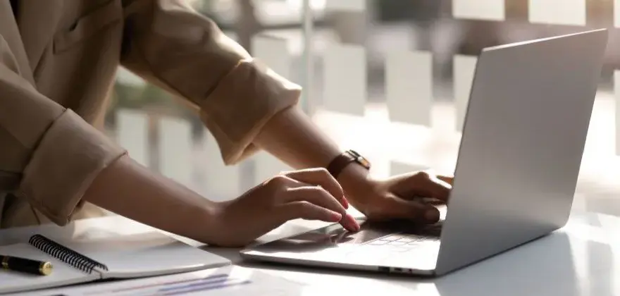 Ile prądu zużywa laptop? Sprawdź realne koszty pracy!